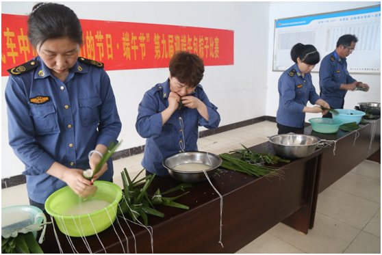阜阳远程汽车中心站开展“众发国际节日”包粽子角逐活动